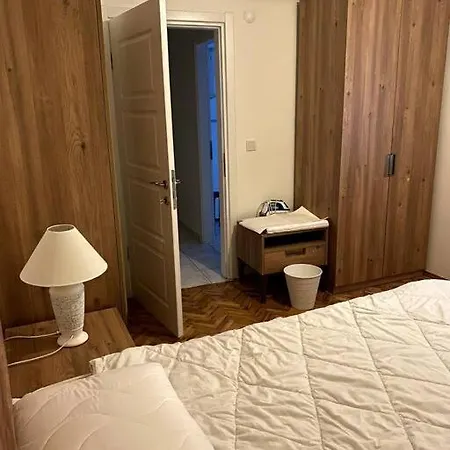Lovely ,cozy Newly Furnished Great Location *