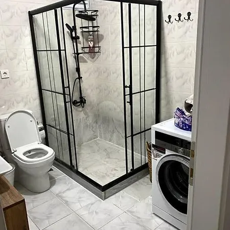 Lovely ,cozy Newly Furnished Great Location *