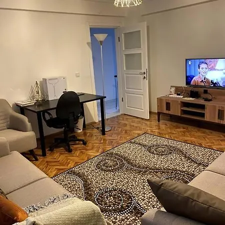 Lovely ,cozy Newly Furnished Great Location *