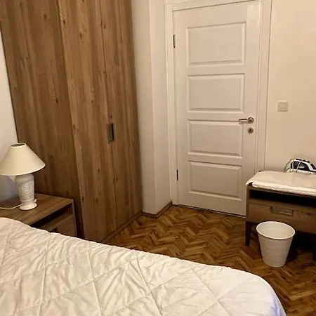 Lovely ,cozy Newly Furnished Great Location Διαμέρισμα *
