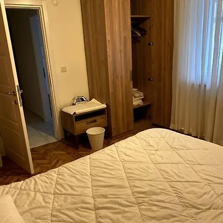 Lovely ,cozy Newly Furnished Great Location *