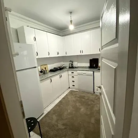 Lovely ,cozy Newly Furnished Great Location Διαμέρισμα *